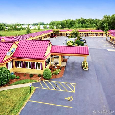Amherst Inn & Suites Bagian luar foto