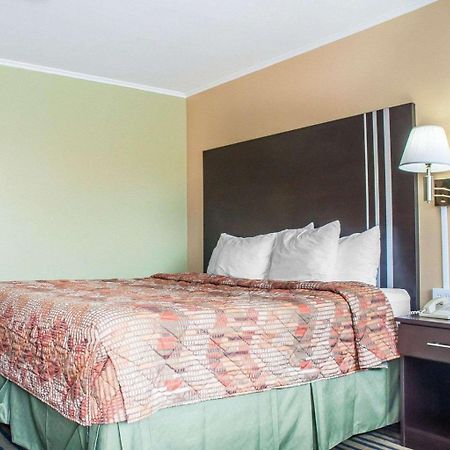 Amherst Inn & Suites Bagian luar foto
