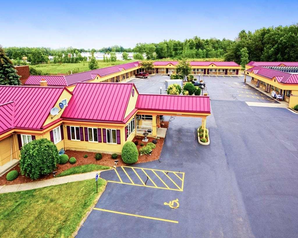 Amherst Inn & Suites Bagian luar foto