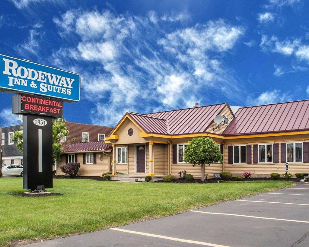 Amherst Inn & Suites Bagian luar foto