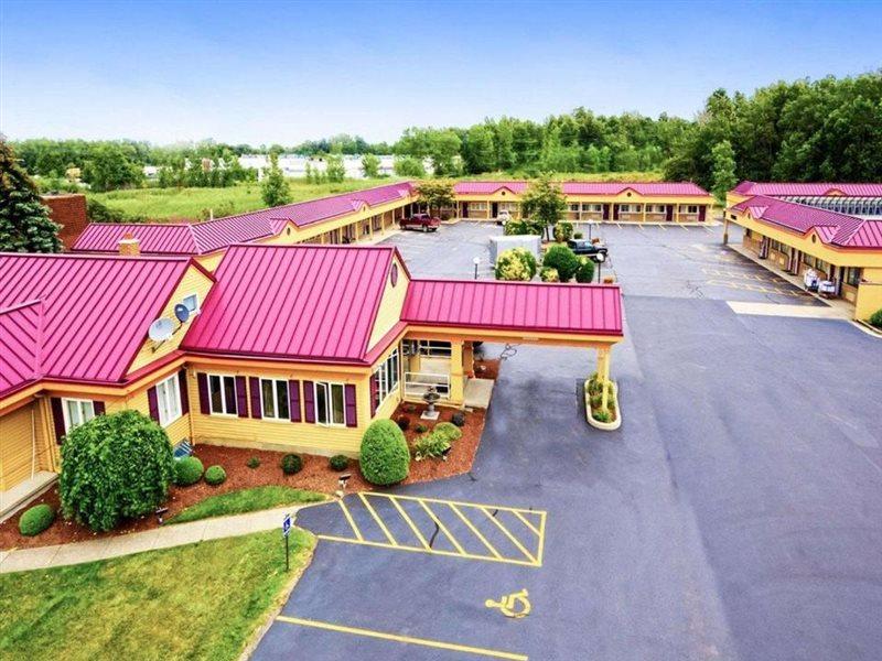 Amherst Inn & Suites Bagian luar foto