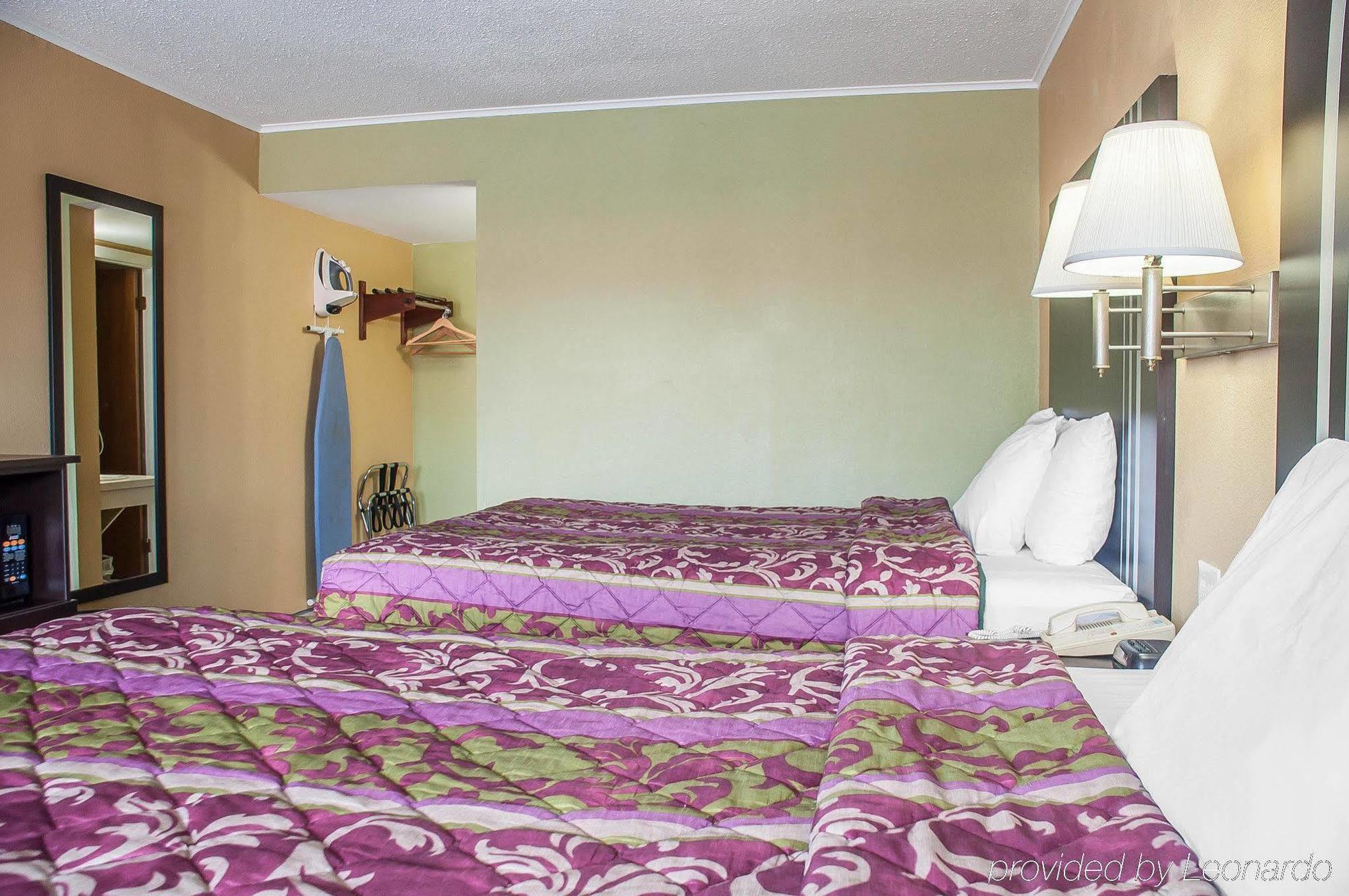 Amherst Inn & Suites Bagian luar foto