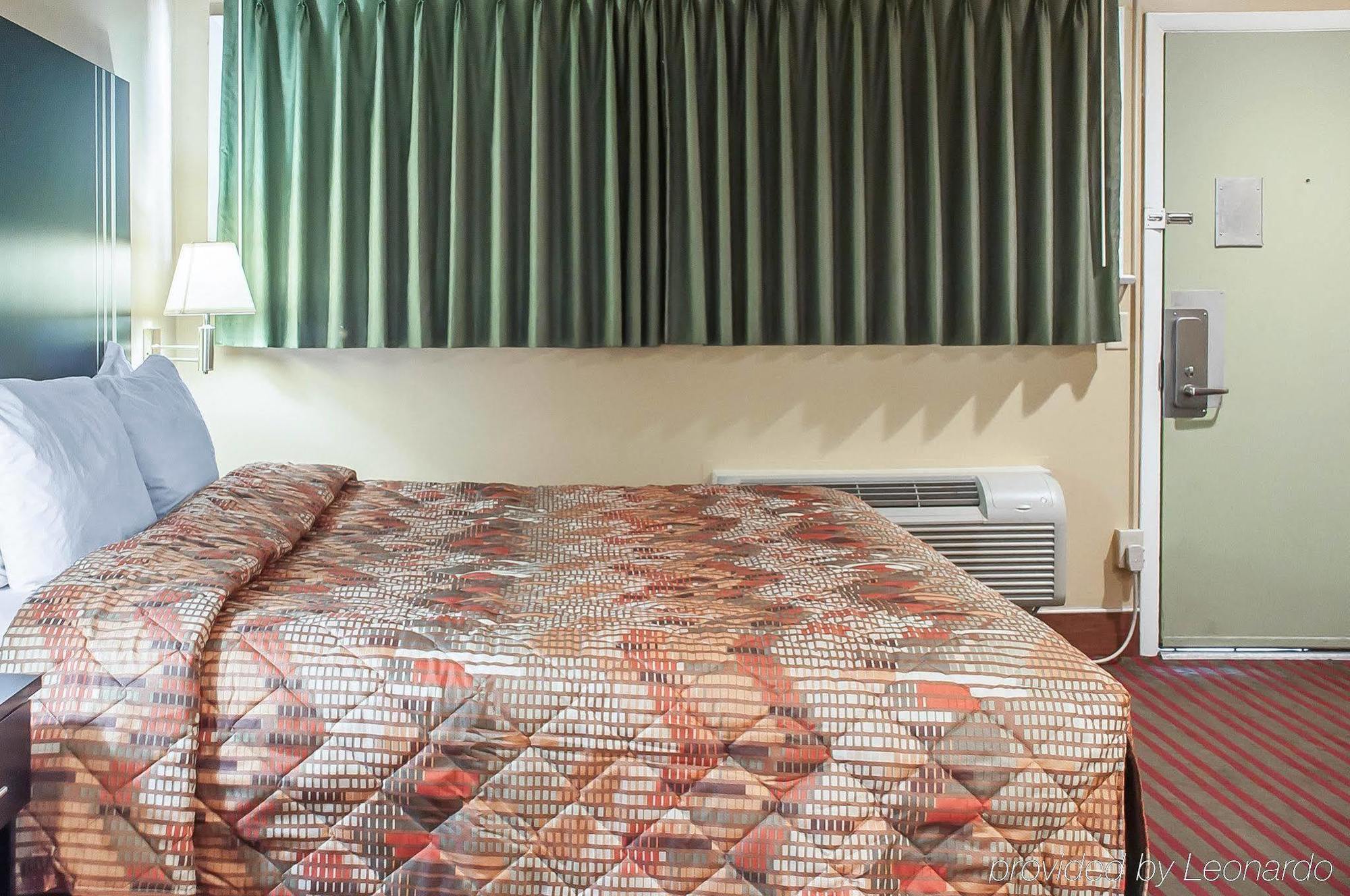 Amherst Inn & Suites Bagian luar foto
