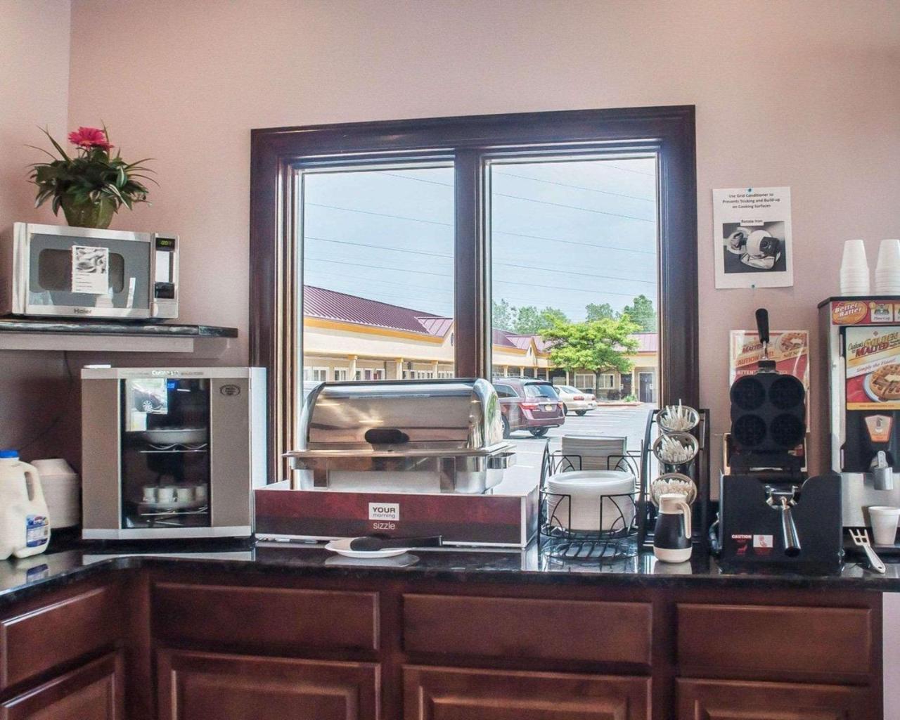 Amherst Inn & Suites Bagian luar foto