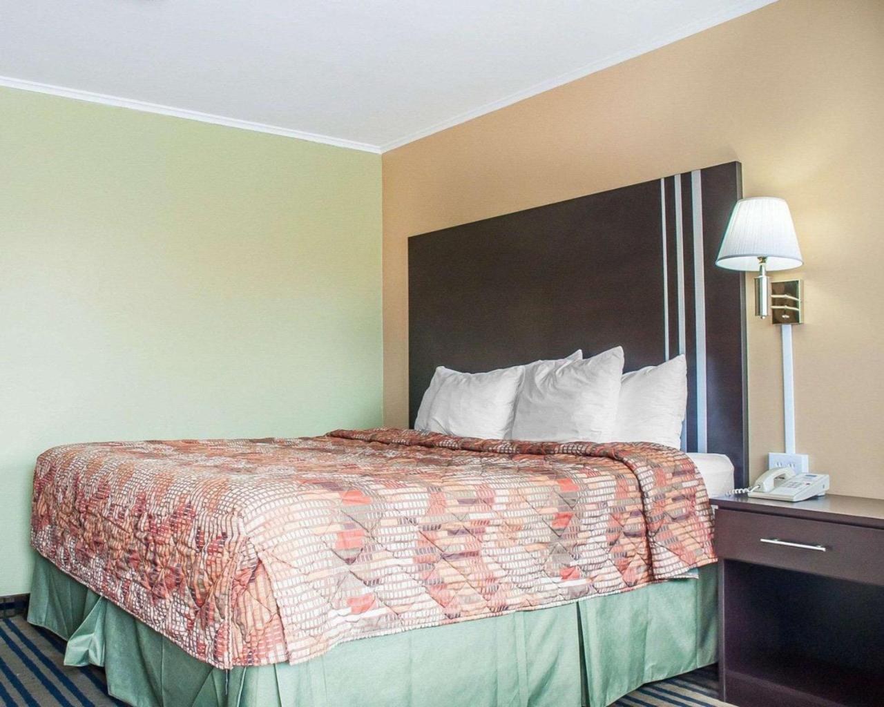 Amherst Inn & Suites Bagian luar foto