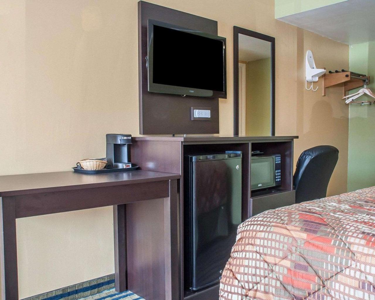 Amherst Inn & Suites Bagian luar foto
