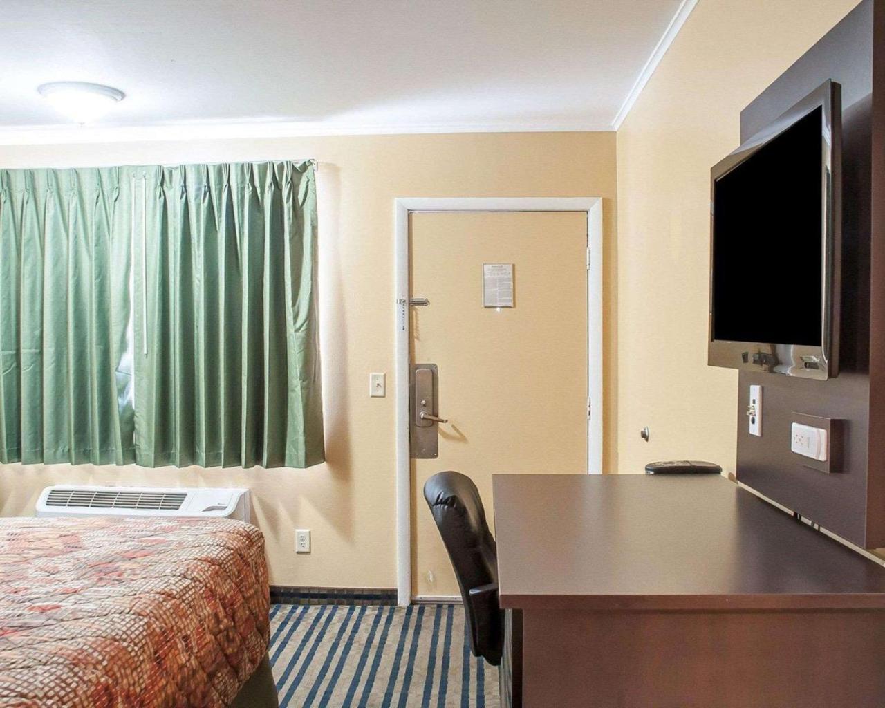Amherst Inn & Suites Bagian luar foto