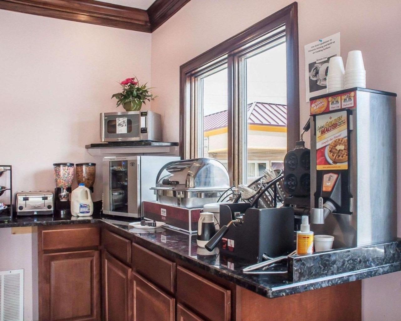 Amherst Inn & Suites Bagian luar foto