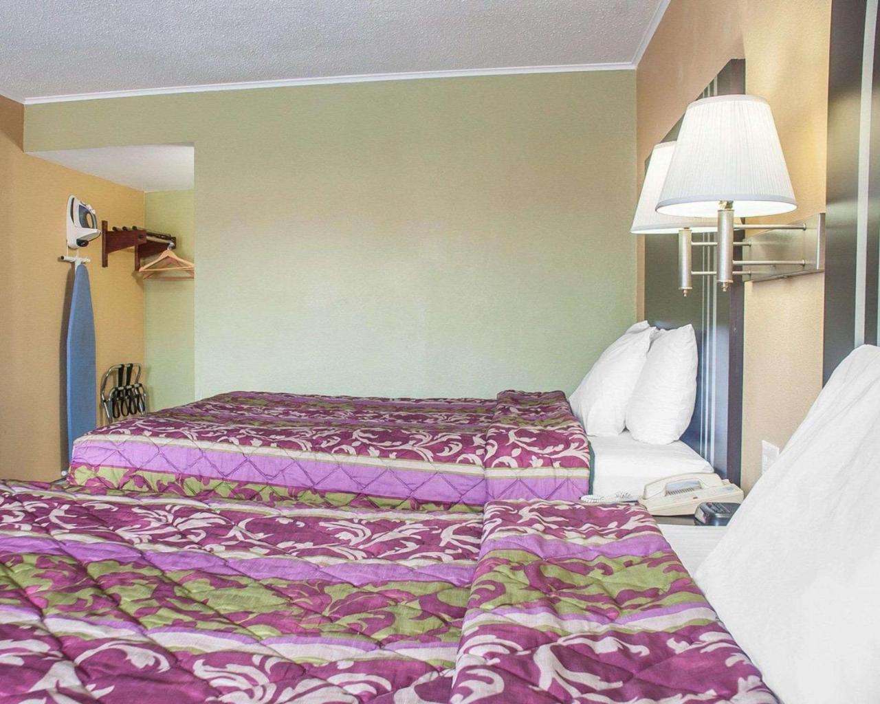 Amherst Inn & Suites Bagian luar foto