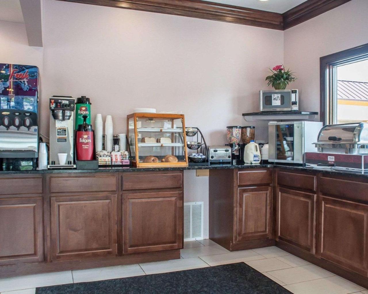 Amherst Inn & Suites Bagian luar foto