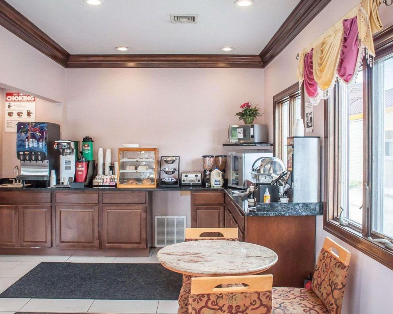 Amherst Inn & Suites Bagian luar foto