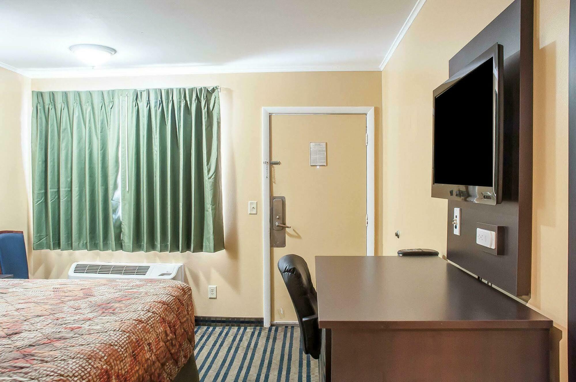 Amherst Inn & Suites Bagian luar foto
