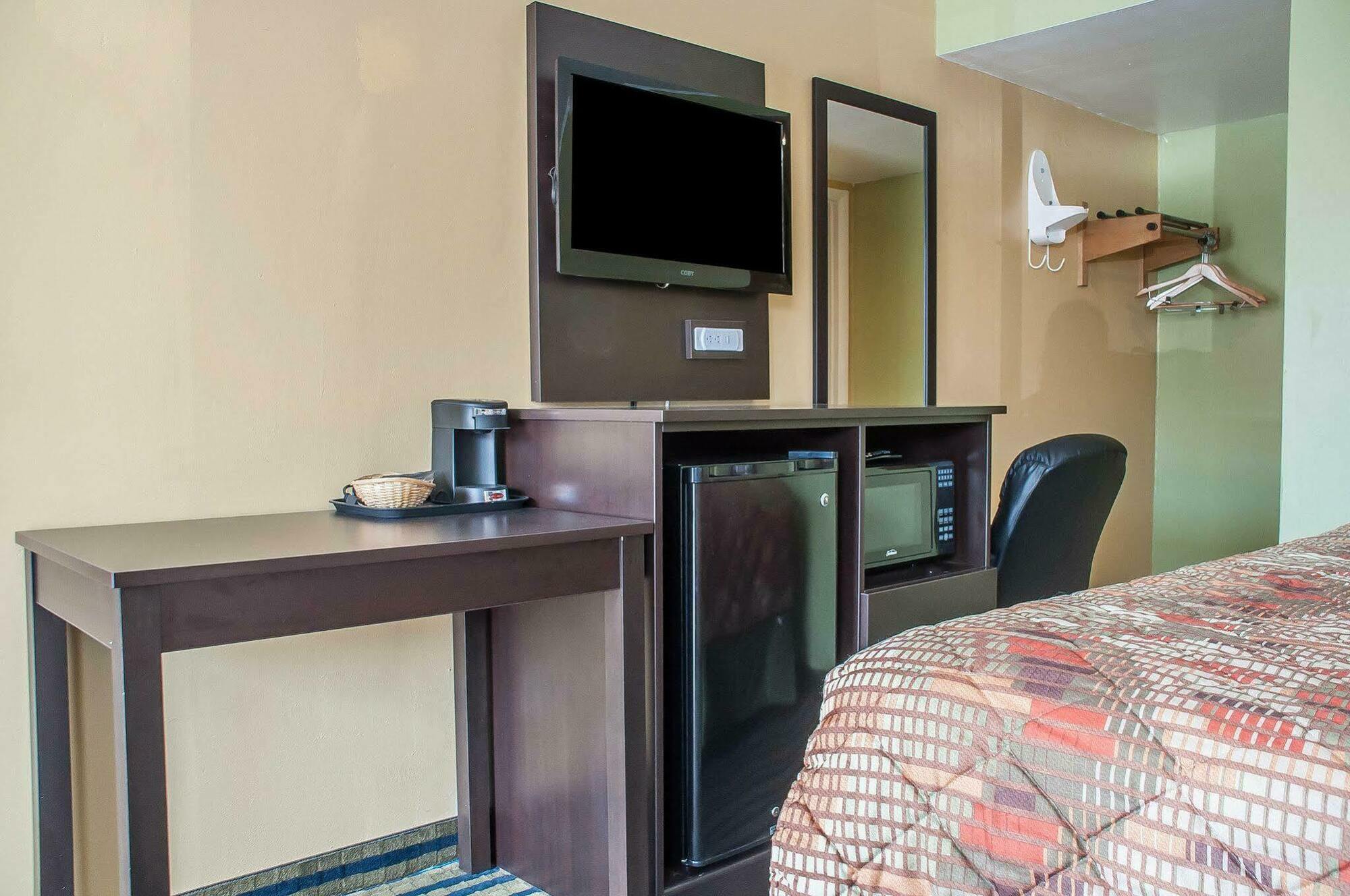 Amherst Inn & Suites Bagian luar foto
