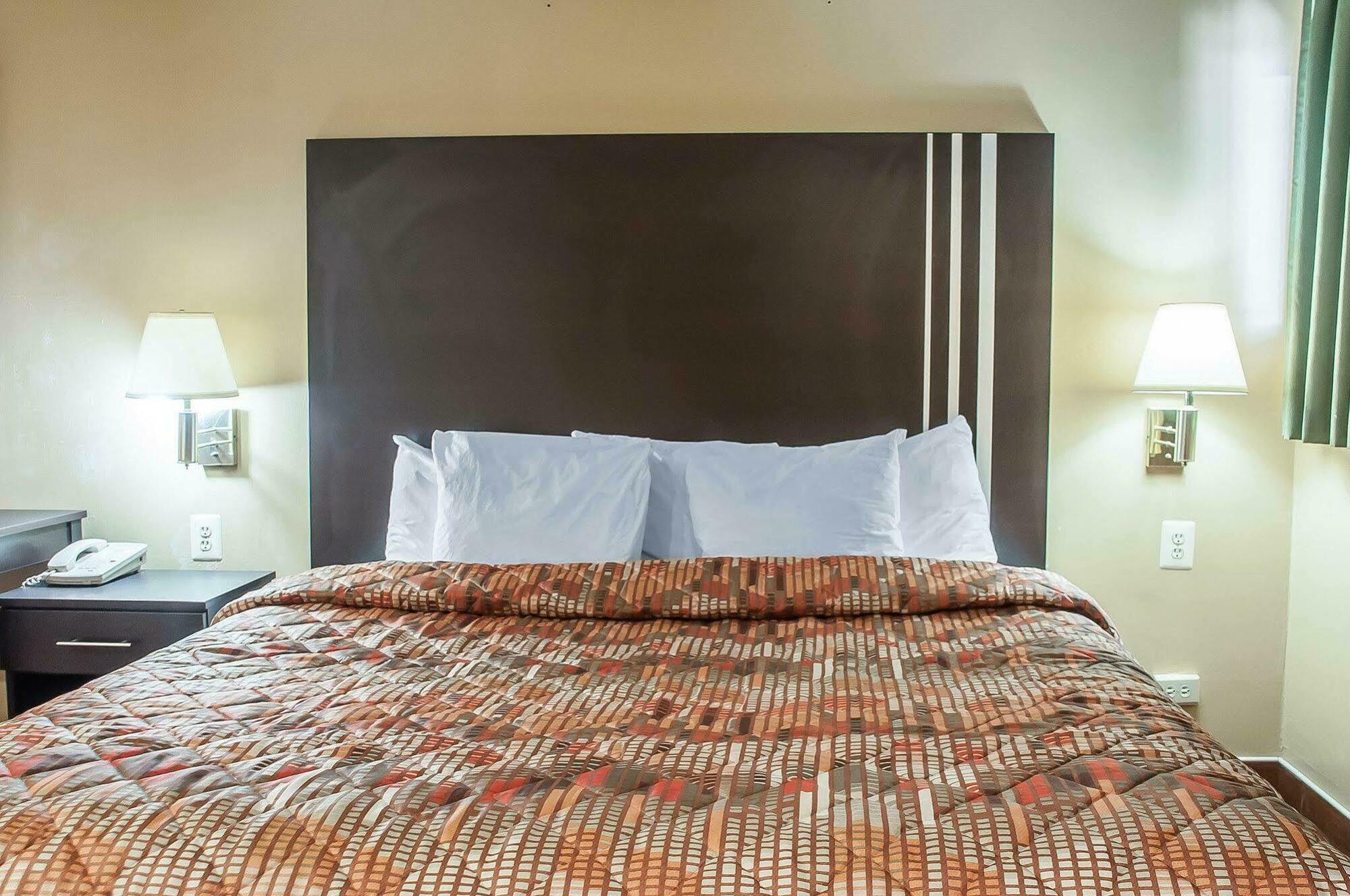 Amherst Inn & Suites Bagian luar foto