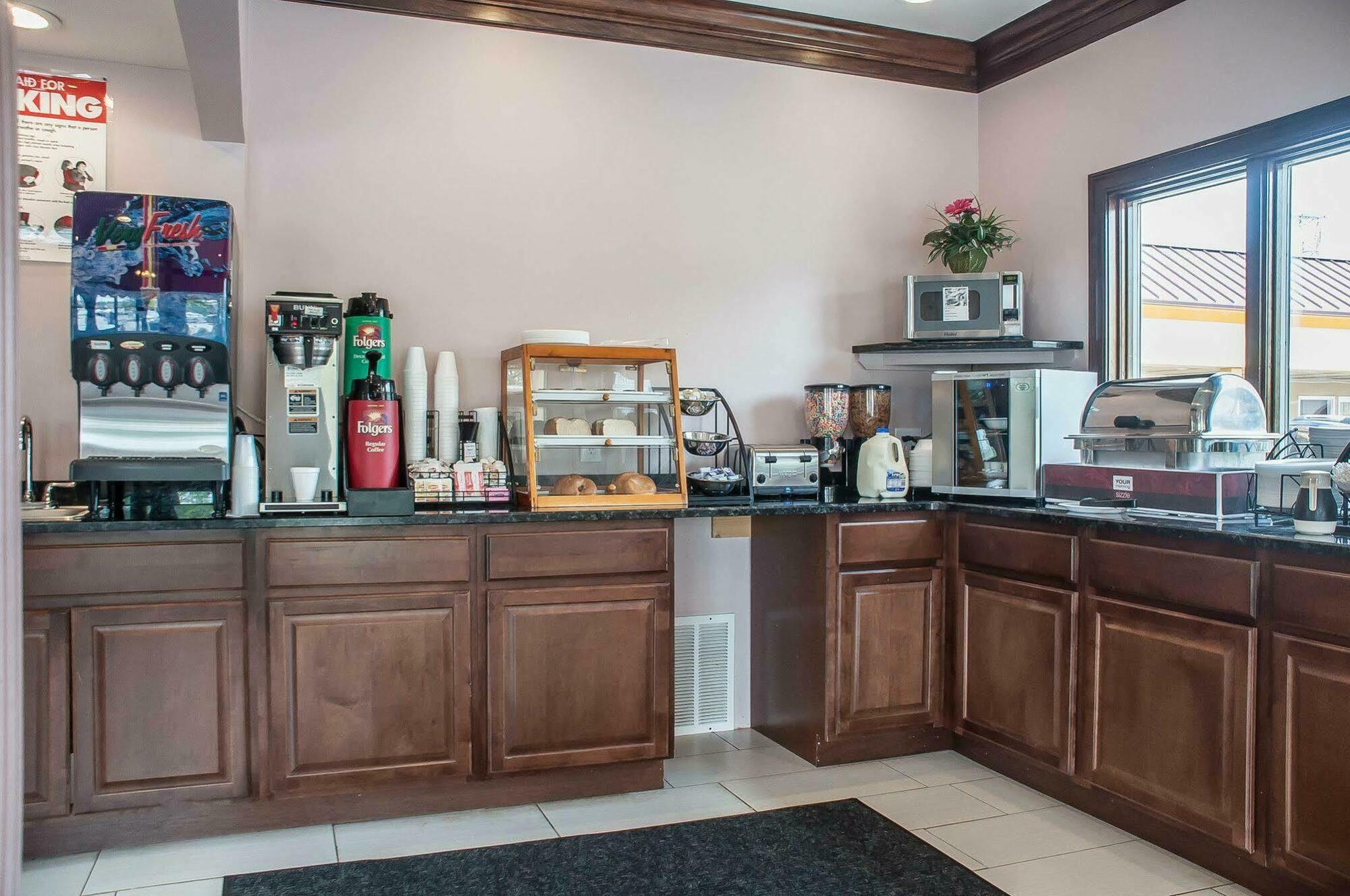 Amherst Inn & Suites Bagian luar foto
